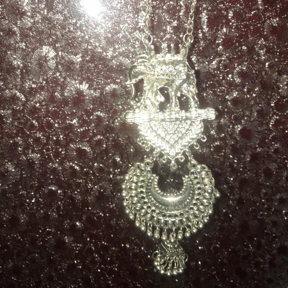 Silver elephant necklace *brand new*